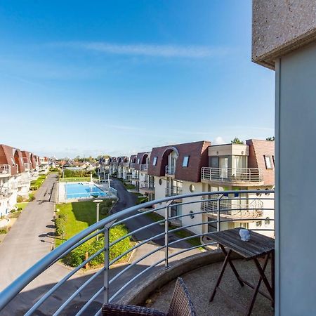 Modern Apartment With Terrace & Public Pool Bredene Kültér fotó