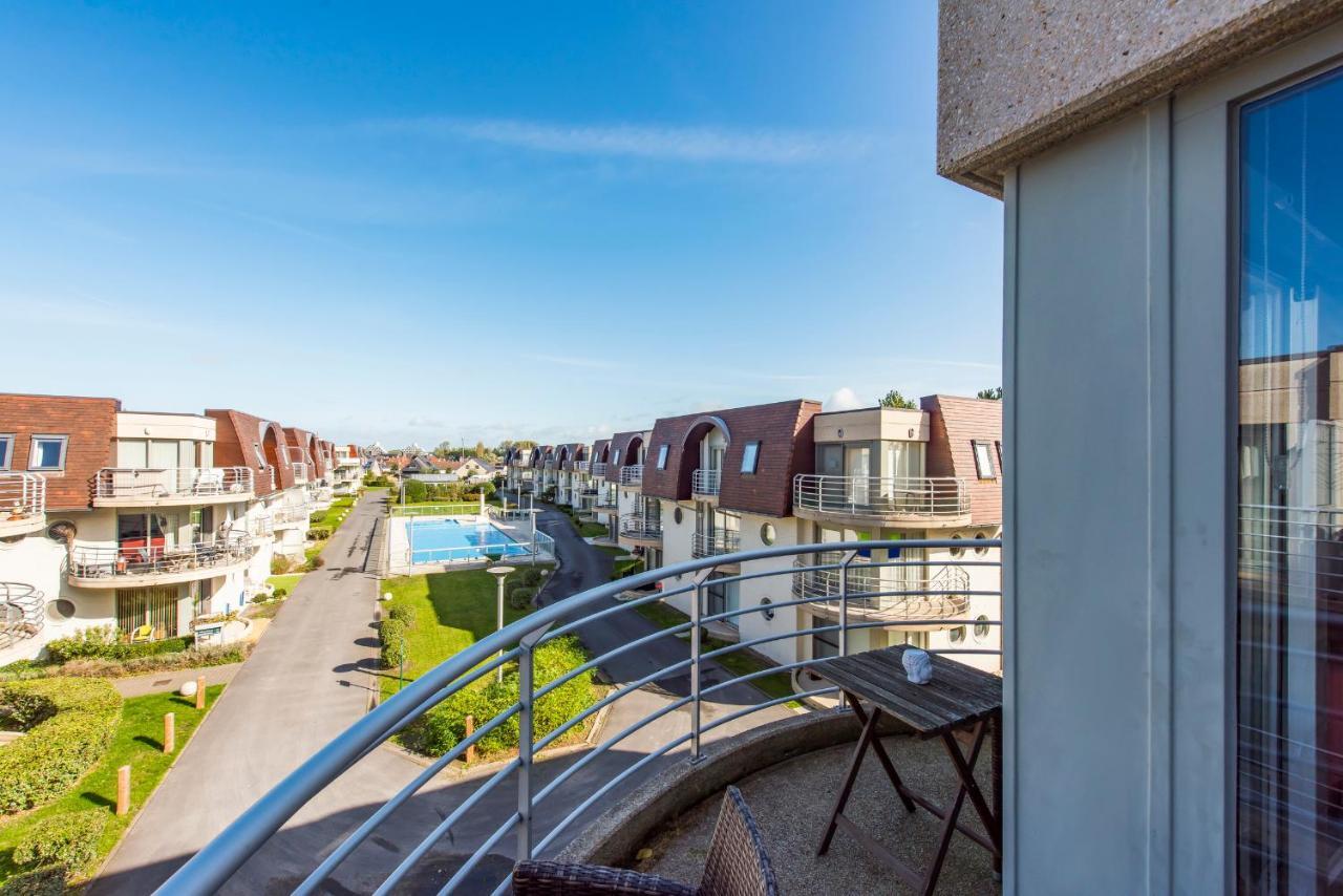 Modern Apartment With Terrace & Public Pool Bredene Kültér fotó