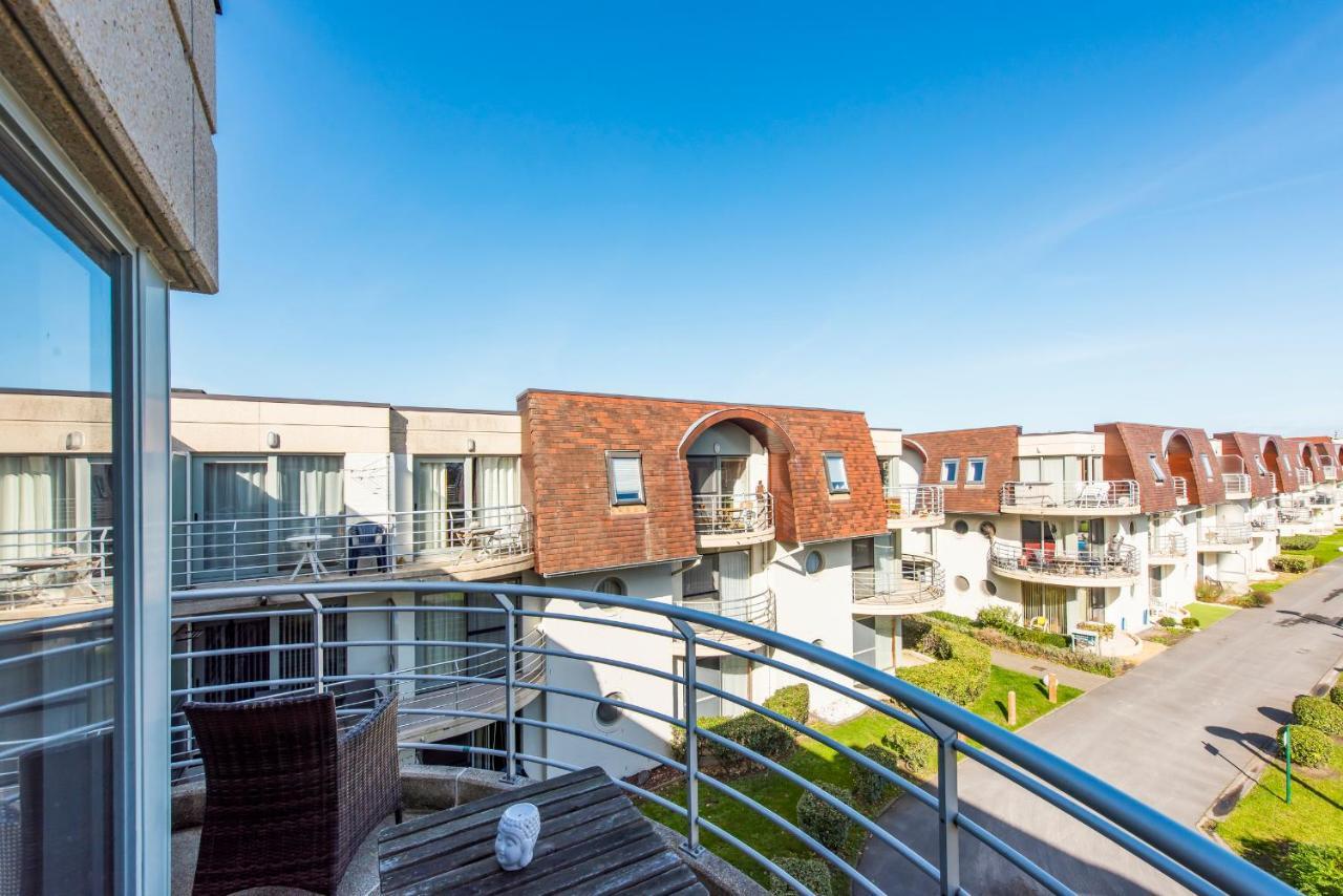 Modern Apartment With Terrace & Public Pool Bredene Kültér fotó